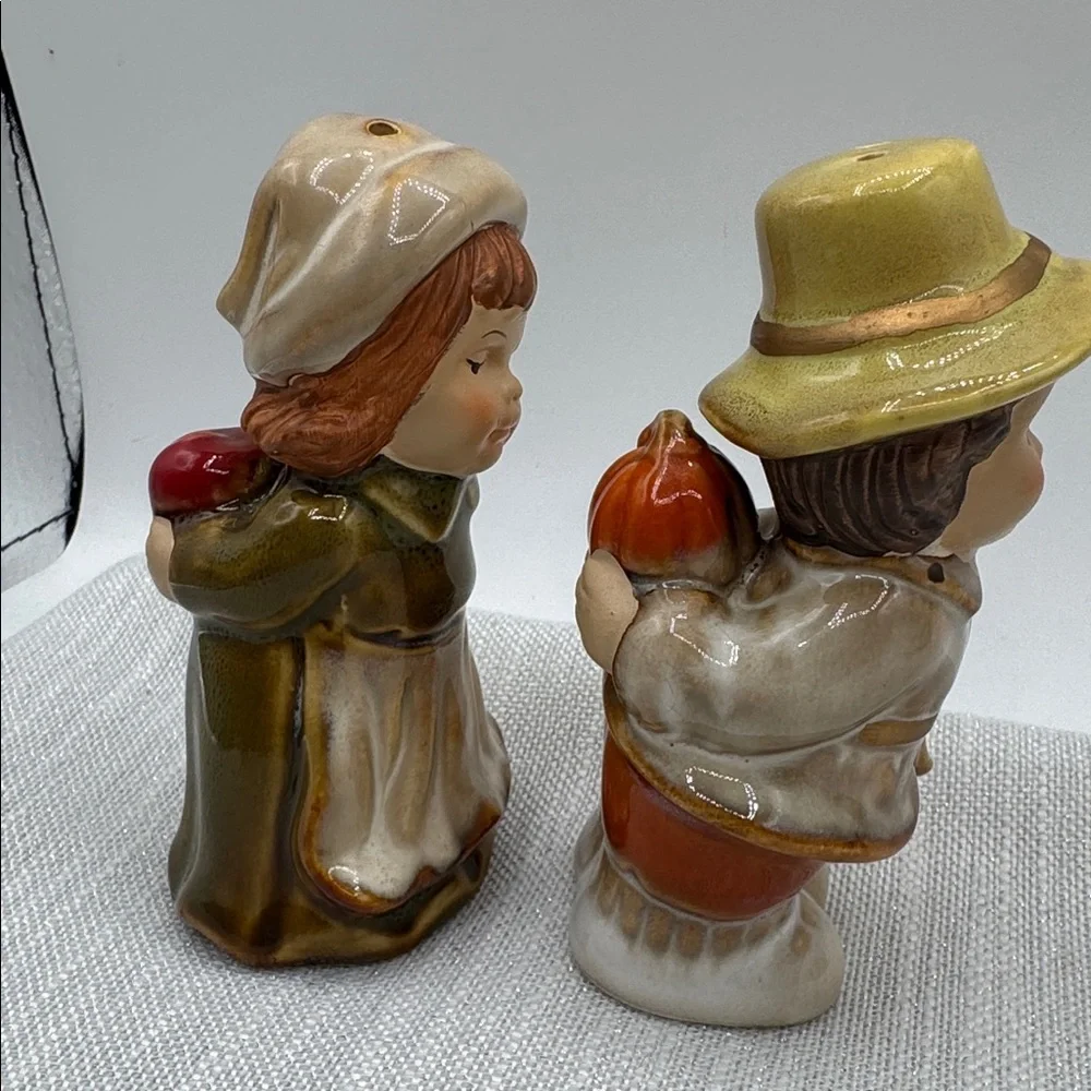 Salt and pepper shakers pilgrims holding pumpkin & apple 4x2” stoppers attached